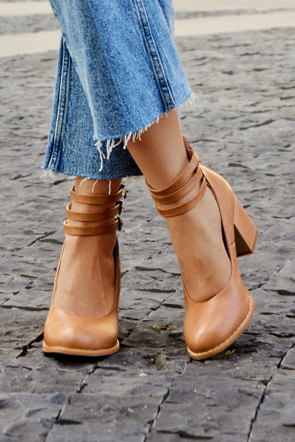 Casilda | Smooth sandals with ankle strap and chunky heel - Ciara & Fiona