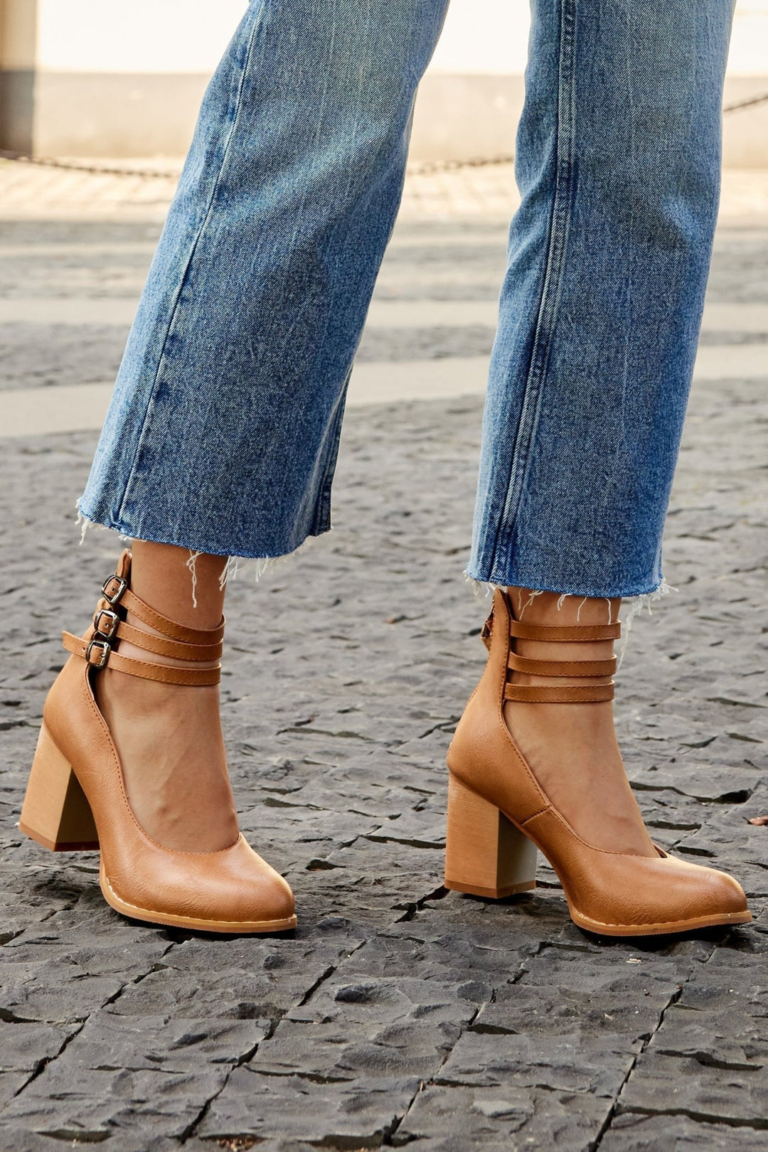 Casilda | Smooth sandals with ankle strap and chunky heel - Ciara & Fiona