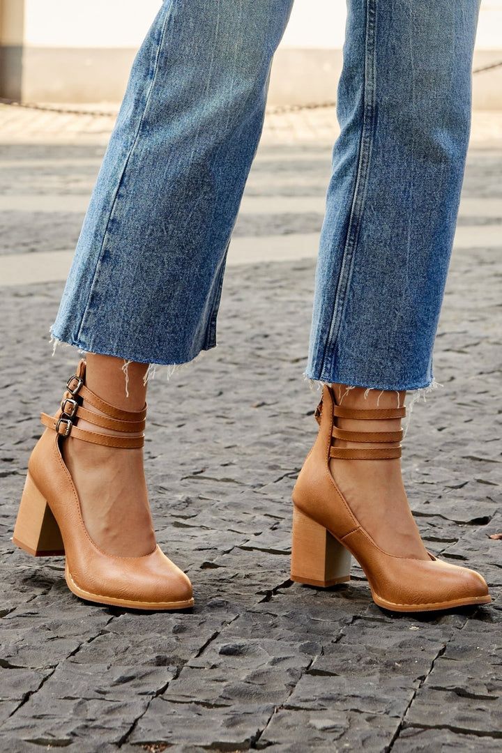 Casilda | Smooth sandals with ankle strap and chunky heel - Ciara & Fiona
