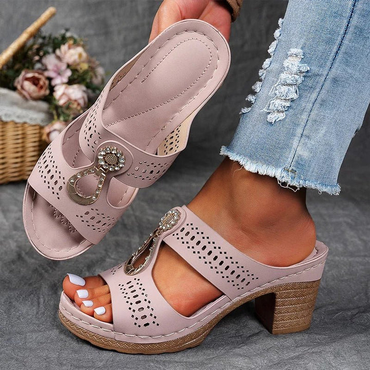 Yora | Chic and Comfortable Orthopedic Sandals - Ciara & Fiona